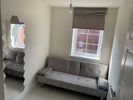 4 bedroom semi-detached house to rent - Photo 2