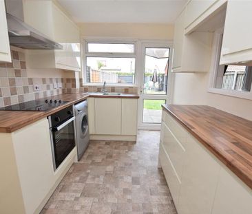 3 bedroom end of terrace house to rent - Photo 2