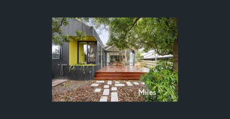 CHARMING RESIDENCE IN PRIME LOCATION! - Photo 3