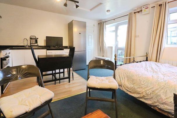 Studio to rent - Photo 1