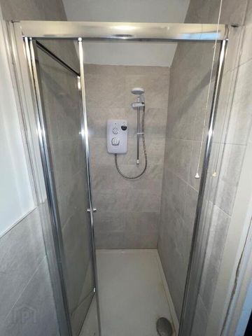 En-Suite Room, 4 Eglantine Gardens, Belfast, BT9 6EZ - Photo 4