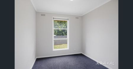 Three bedroom brick home - Photo 3