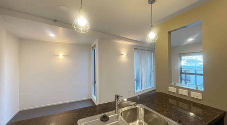 Spacious 2 bedroom apartment next to St Lukes mall - Photo 2