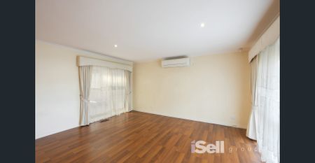 Beautiful Family Home in Prime Location! - Photo 2