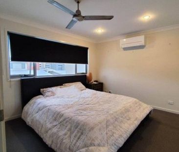 Master bedroom with private ensuite - Photo 3