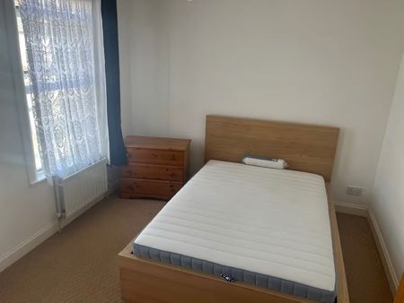Room in a Shared House, Priory Road, CR0 - Photo 4