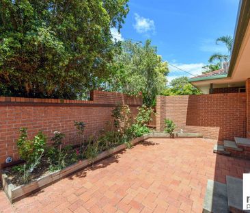 Central Positioning.....Attractive, Level Living - Photo 2