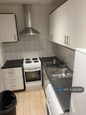 3 bedroom flat to rent - Photo 5