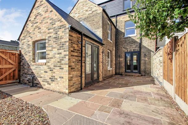 4 bedroom end of terrace house to rent - Photo 1