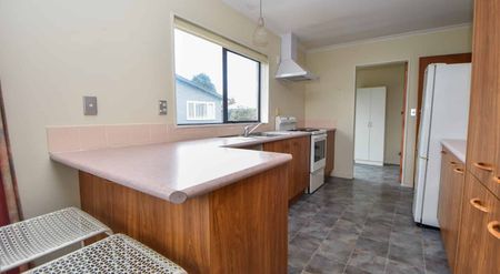 3 bedroom home handy to town - Photo 3