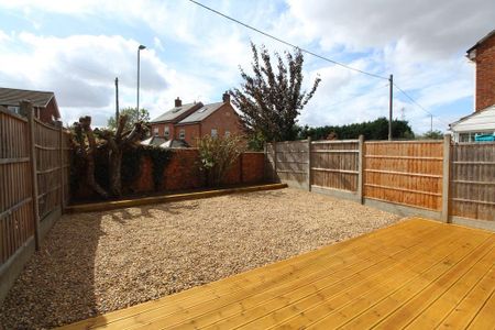 2 bedroom end of terrace house to rent - Photo 4