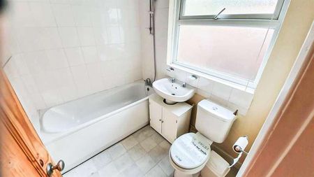 Montague Street, Nottingham, NG6 - Photo 4