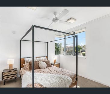 Modern Living in a Secure Varsity Lakes Community - Photo 4