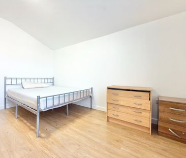 8 Bed Terraced House, Byron Avenue, E12 - Photo 5