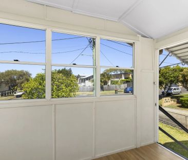 Charming Home In Kedron - Photo 2