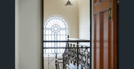 Elevated Art Deco beauty / premier east-side location - Photo 5