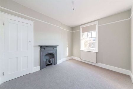 A 2 bed period apartment, neatly fusing charming period features with contemporary fixtures and fittings. - Photo 5