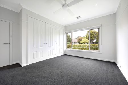 11 Velra Ave, Murrumbeena VIC 3163 - House For Rent | Domain - Photo 5