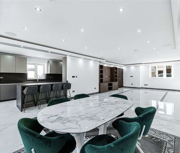 A five bedroom family home with gated off-street parking. - Photo 3
