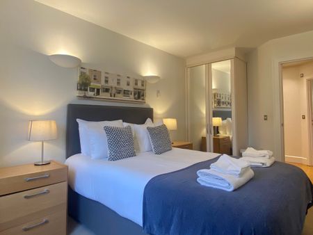 A well presented, two bedroom apartment, situated on Chesterton Road with spacious living space and parking. Less than a mile walk in to Cambridge City Centre over picturesque Jesus Green. - Photo 5