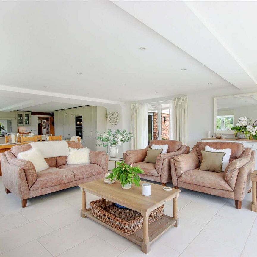 A magnificent family home with stunning gardens and it's own lake. - Photo 1