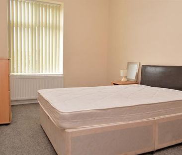 Room 3 821 Hollins Road, Oldham - Photo 5