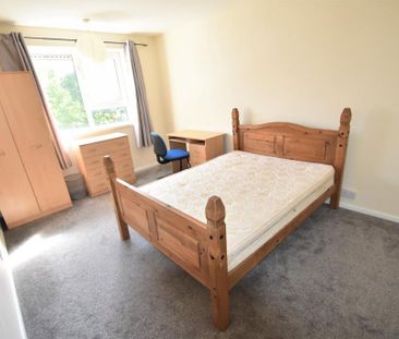 3 bedroom flat to rent - Photo 2