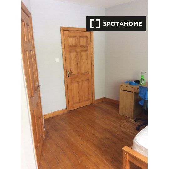 Room for rent in 4-bedroom apartment in Glasnevin, Dublin - Photo 1