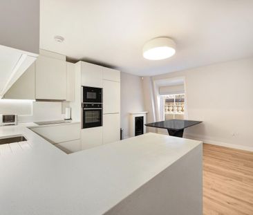 Elegant South Kensington living. A spacious 3-bedroom period apartment in prime location. - Photo 6