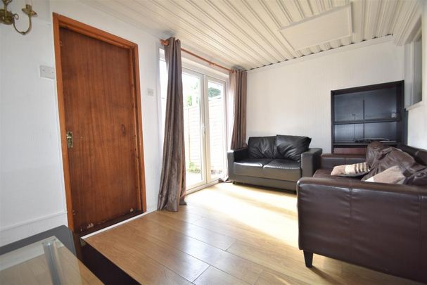 6 bedroom semi-detached house to rent - Photo 1