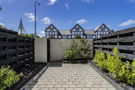 Modern, Sunny 2-Bedroom Townhouse – Prime Location! - Photo 2