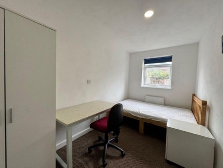 1 bedroom in a house share to rent - Photo 2