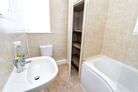 Ovington Grove, Fenham, Newcastle upon Tyne, Tyne and Wear, NE5 2QH - Photo 2