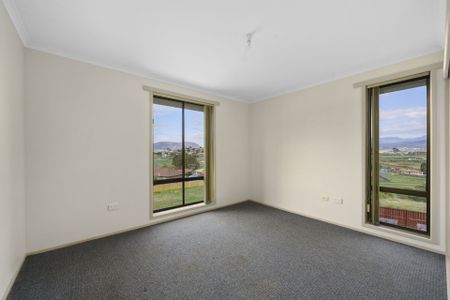 Spacious Family Home - Photo 5