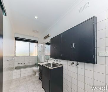 Light-Filled Two Bedroom Apartment – Recently Updated - Photo 5