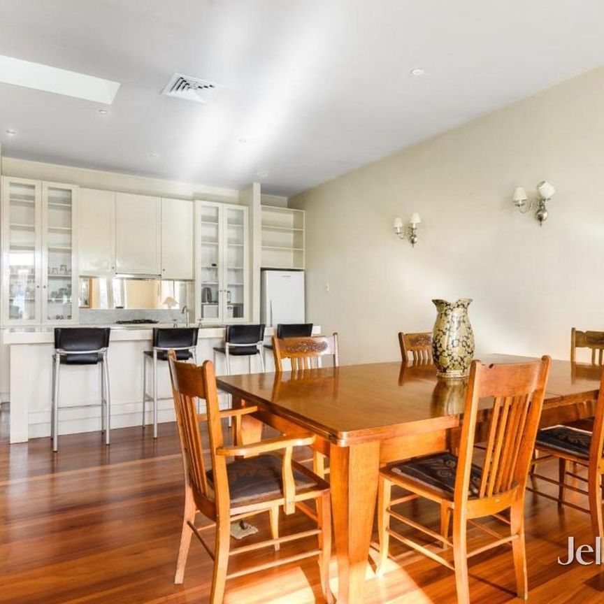 Fully Furnished Apartment in the Heart of the City - Photo 1