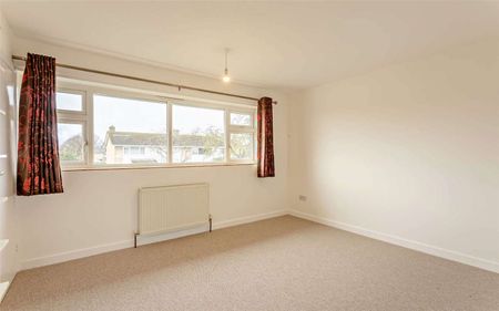 Four bedroom family home with two reception rooms, driveway and garden - Photo 3