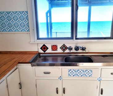 🏖️ Charming Beachfront Home for Rent –Beachmere - Photo 2