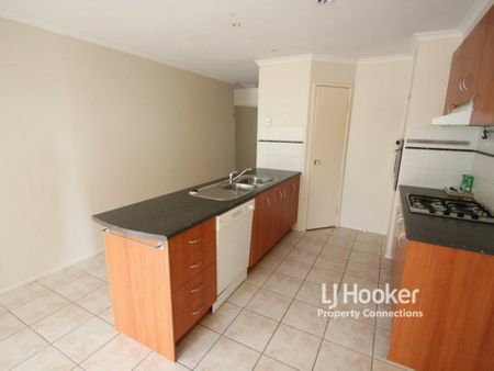 BEAUTFUL FAMILY HOME IN A PRIME LOCATION! - Photo 2