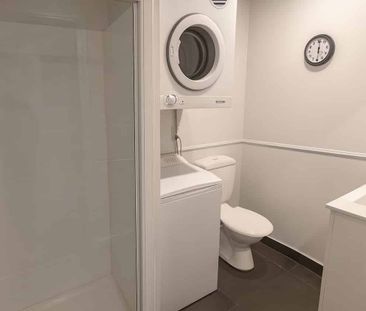 Inner City Living at it's best! - Photo 4