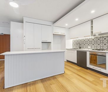 Spacious Renovated Unit in the Heart of Bulimba - Photo 6