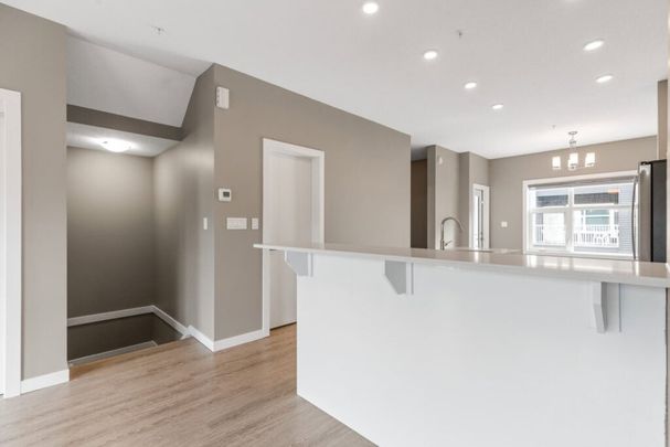 Edmonton Unfurnished rowhome Rental in Edgemont - Spacious UNFURNISHED Townhome With Double Garage In West End Community - Photo 1