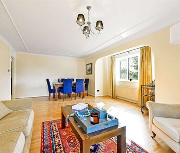 A well-presented and spacious two bedroom first floor flat with two... - Photo 3