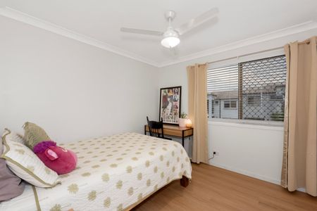 Exquisite Three Bedroom Townhouse - Photo 4