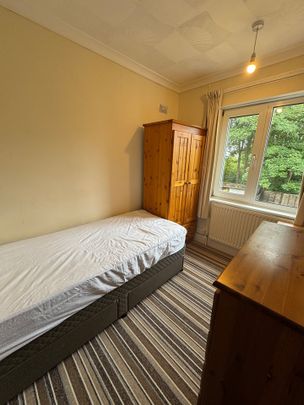 4 Bed Semi-Detached House, Honeysuckle Road, SO16 - Photo 1