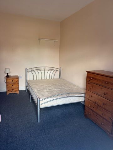 Bedsit, Elysian St, M11 - Photo 3