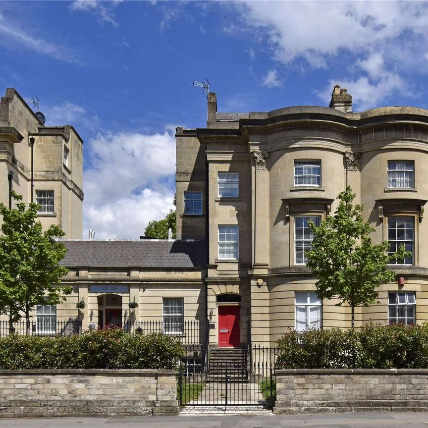 *** Welcome Hamper for Tenancies commencing in April *** A two bedroom apartment to rent in this delightful Georgian building in the centre of Reading with an allocated parking space. - Photo 1