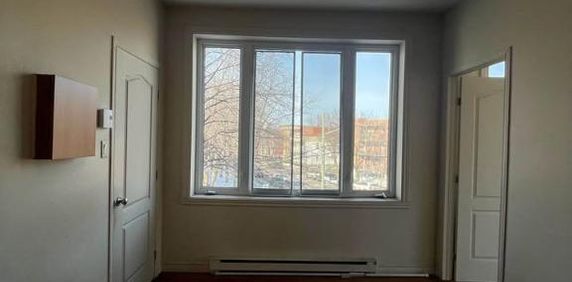 4 1/2 disponible avec possibilité de stationnement - Photo 2