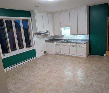 GRAND 6-1/2 A LOUER SPACIEUX ET LUMINEUX A SHAWINIGAN DISPONIBLE LE... - Photo 3