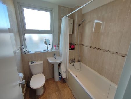 1 Bed Flat, Tooting High Street, SW17 - Photo 5